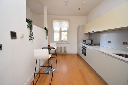 Flat to rent - Langhorne Street, Woolwich, SE18 - Photo 2