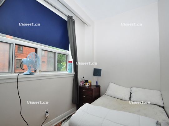 LARGE, bright 4 bedroom flat at Bloor and Bathurst - Photo 1