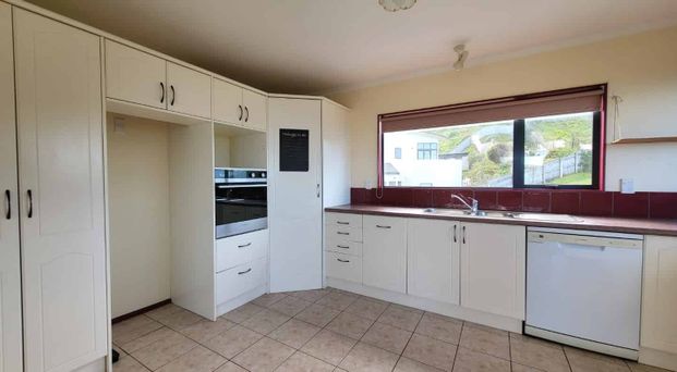Spacious 5-Bedroom Home with Stunning Ocean Views – 17 Jordan Street, Island Bay - Photo 1