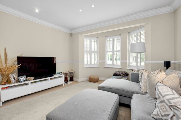 Lakeside Grange, Weybridge, KT13 - Photo 1