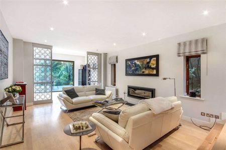 A beautifully presented detached family home superbly located on the southside of town. - Photo 3