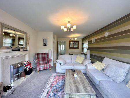 3 bedroom semi-detached house to rent - Photo 2