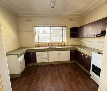 Neat & Tidy Family Home in Prime Location! - Photo 2