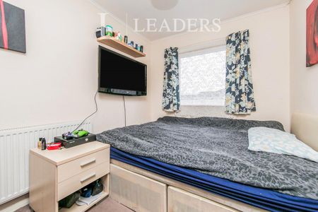 3 bedroom house to rent Avon Way, Colchester, CO4 - Photo 3