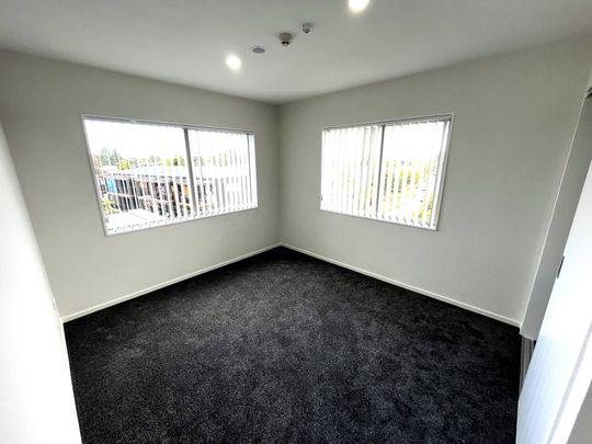 RARE MODERN PENTHOUSE - SPACIOUS & CENTRAL - Photo 1