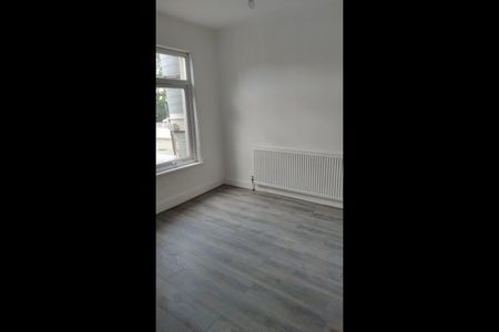 1 Bed Flat, Ley Street, IG1 - Photo 2