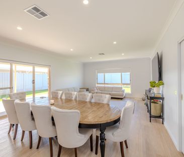 Stunning 3 Bedroom Home - Photo 6