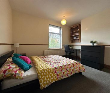 3 bedroom end of terrace house to rent - Photo 2