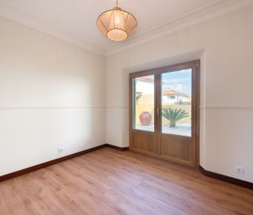 Sunny family home with pool & garden in Lombos Sul, Carcavelos. - Photo 2