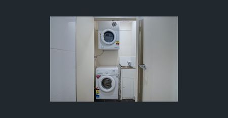 Spacious two bedroom apartment with open plan living - Photo 4