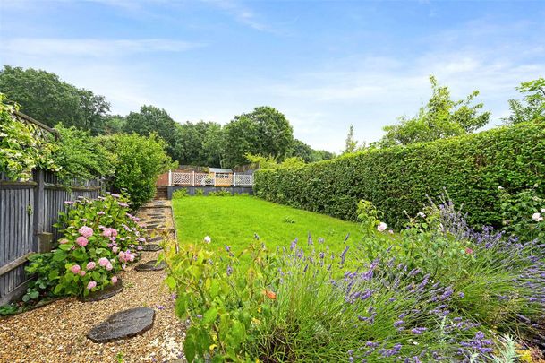 A well presented five bedroom semi-detached house situated on a sought after road in Stanmore. Offered furnished and available now. - Photo 1