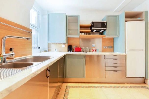 3 bedroom flat in Charing Cross - Photo 1