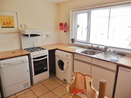 3 bedroom semi-detached house to rent - Photo 5