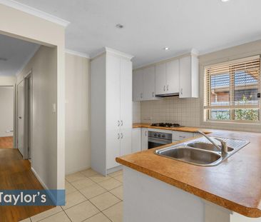 ATTRACTIVE VILLA STYLE HOME THAT'S SURE TO PLEASE! - Photo 4