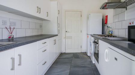 5 bedroom flat to rent - Photo 4