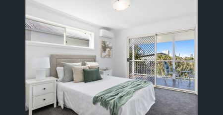 4 Bedroom, 2 bathroom + powders room. Delightful low-Maintenance Living in a Premium Southport Location - Photo 4