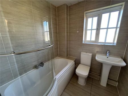 4 bedroom detached house to rent - Photo 2
