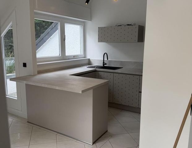 Wohnen im Grunewald, mit drei Zimmern und großem Balkon - EBK, Gerage uvm. - Foto 1