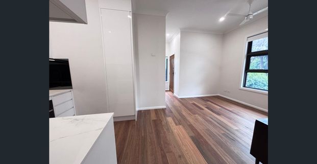 Brand new modern 2-Bedroom Bottom Flat in Prime Keiraville Location - Photo 1