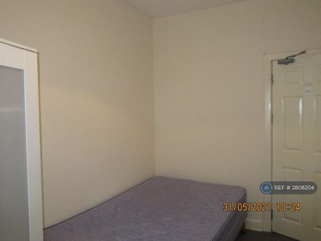 3 bedroom flat to rent - Photo 3