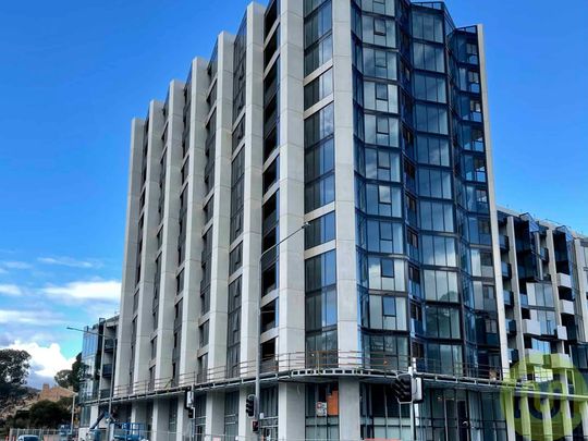 Sophisticated Living in the Prestigious Metropol Building: 2 Bed, 2 Bath, 1 Car - Photo 1