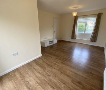 Hollyfield - Photo 1