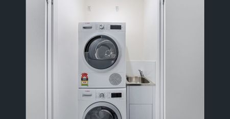 Spacious Apartment in the Heart Of Campbelltown - Photo 3