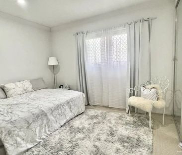 “Fully Air-coned 4 Bedroom Townhouse, Ideal for Families or Profess... - Photo 2