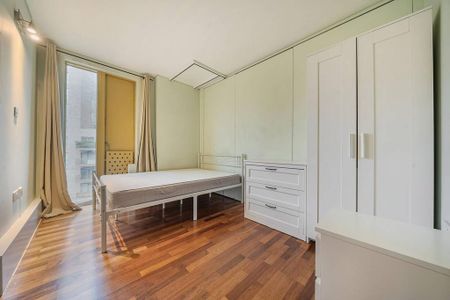 3 bedroom flat to rent - Photo 4