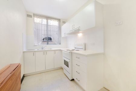 Convenient & Spacious One Bedroom Apartment - Photo 3