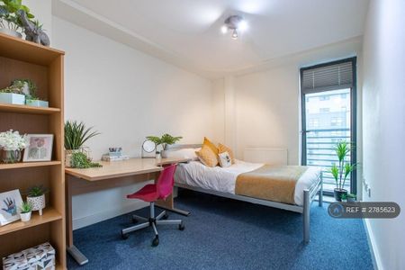 4 bedroom flat to rent - Photo 3