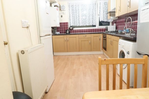 Room in a Shared Flat, Bow Central Line, E3 - Photo 1