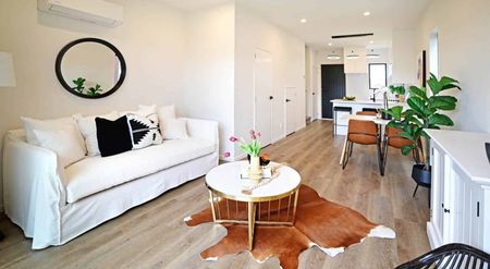 Stylish 2-Bedroom Townhouse in Flat Bush - Photo 2