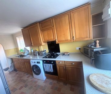 2 bedroom semi-detached bungalow to let - Photo 3