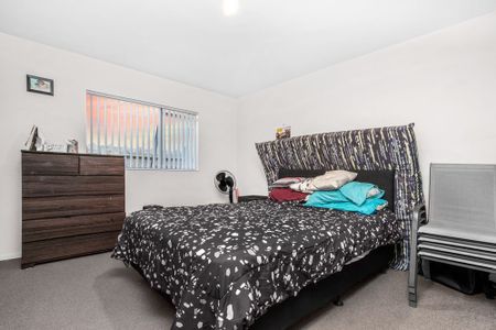 For Rent: Immaculate Four-Bedroom Family Home in Takanini - Photo 4