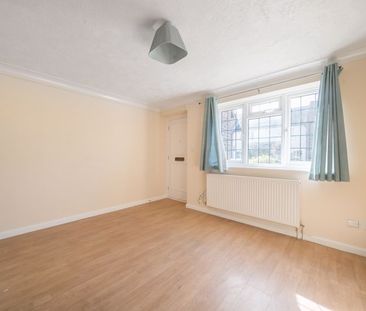 Woodfield Close, Tangmere, Chichester, West Sussex, PO20 - Photo 2