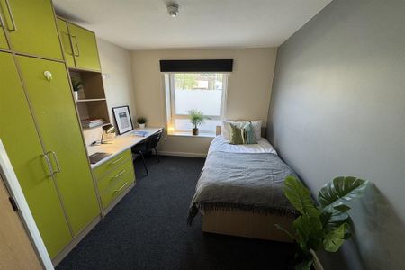 1 bedroom in a flat share to rent - Photo 3