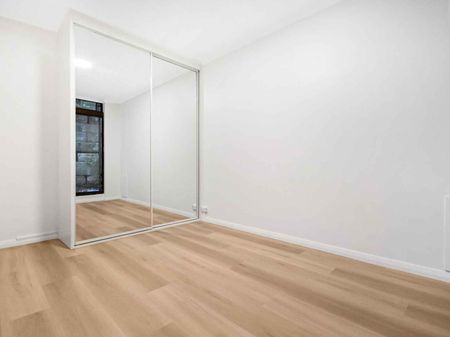 HUGE THREE STOREY, THREE BEDROOM HOUSE WITH DOUBLE LOCK UP GARAGE - Photo 4