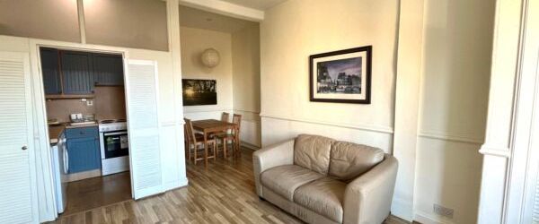 Easter Road - Photo 1