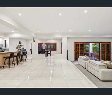 SECLUDED SANCTUARY IN THE HEART OF ROBINA: LUXURY LIVING WITH ULTIM... - Photo 6