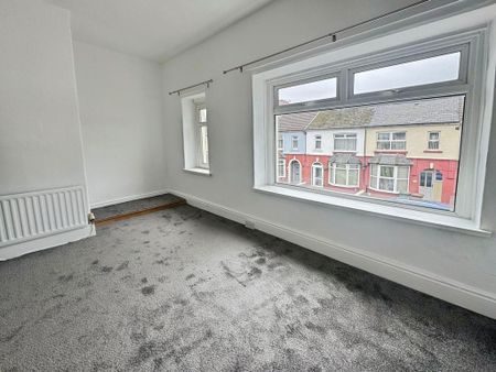 3 bedroom end of terrace house to rent - Photo 3