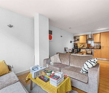 A duplex apartment in Wapping, near to St Katharine Docks, Aldgate and Tower Hill. - Photo 1