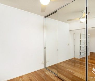 Modern Apartment with Oversized Balcony & Versatile Study/Second Be... - Photo 3