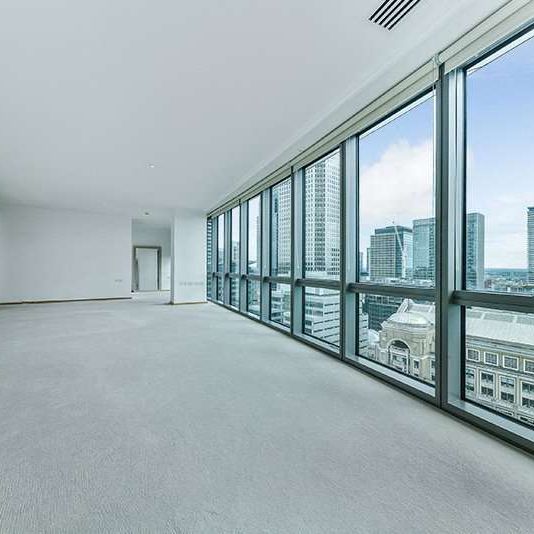 This superb two bedroom duplex apartment on the 27th and 28th floors, enjoys unparalleled views over Canary Wharf and the quayside at West India Quay. - Photo 1