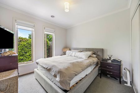 3 BEDROOM TOWNHOUSE WITH MODERN APPLIANCES THROUGHOUT - Photo 3