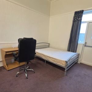 Room in a Shared House, Regent Road, LE1 - Photo 2