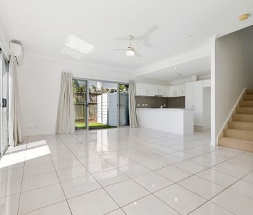 Spacious Townhouse with Large Courtyard - Photo 1