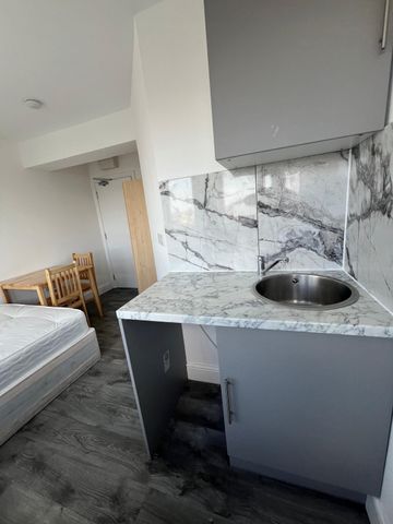 Bedsit close to ilford station- 900 - Photo 5
