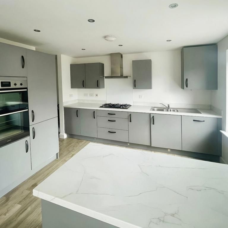 4 bedroom semi-detached house to rent - Photo 1