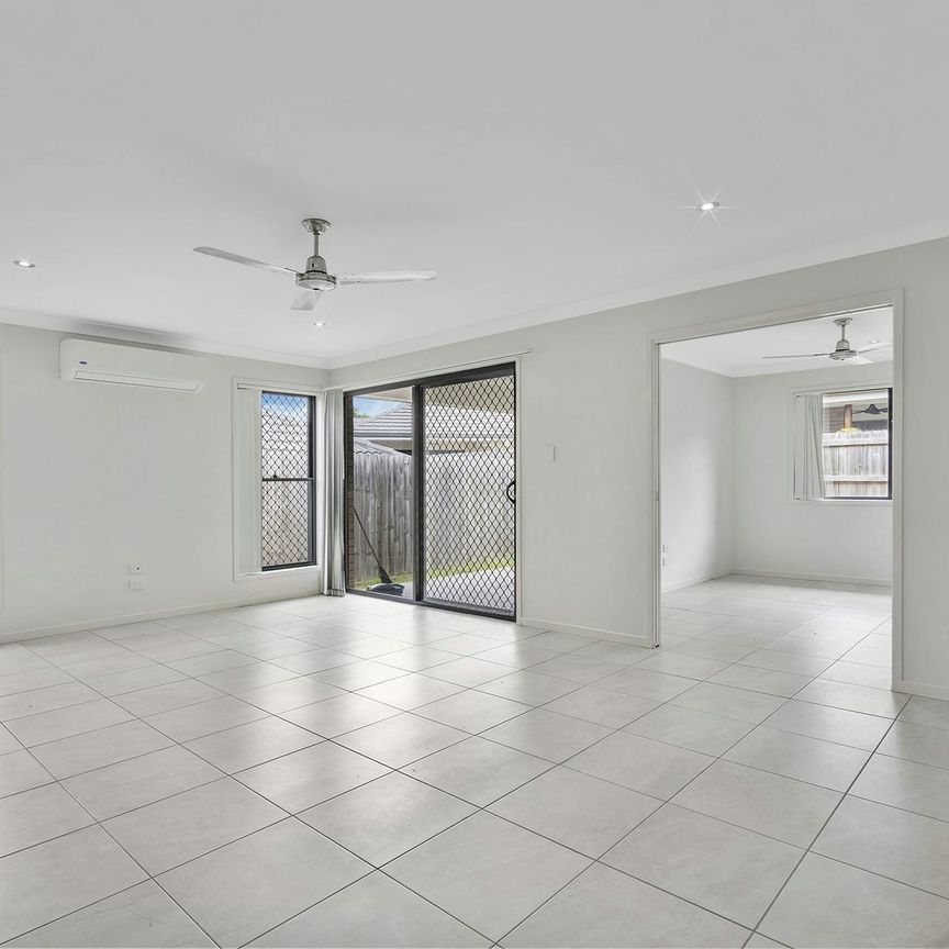 FAMILY HOME IN THE HEART OF SPRINGFIELD LAKES! - Photo 1